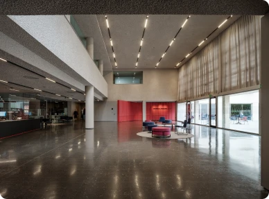 Hall de entrada con sala de espera con mesas y sillas en el centro