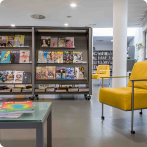 Estante de revistas en una biblioteca, simbolizando el acceso a la información institucional