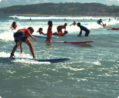 Jóvenes surfeando en el mar.