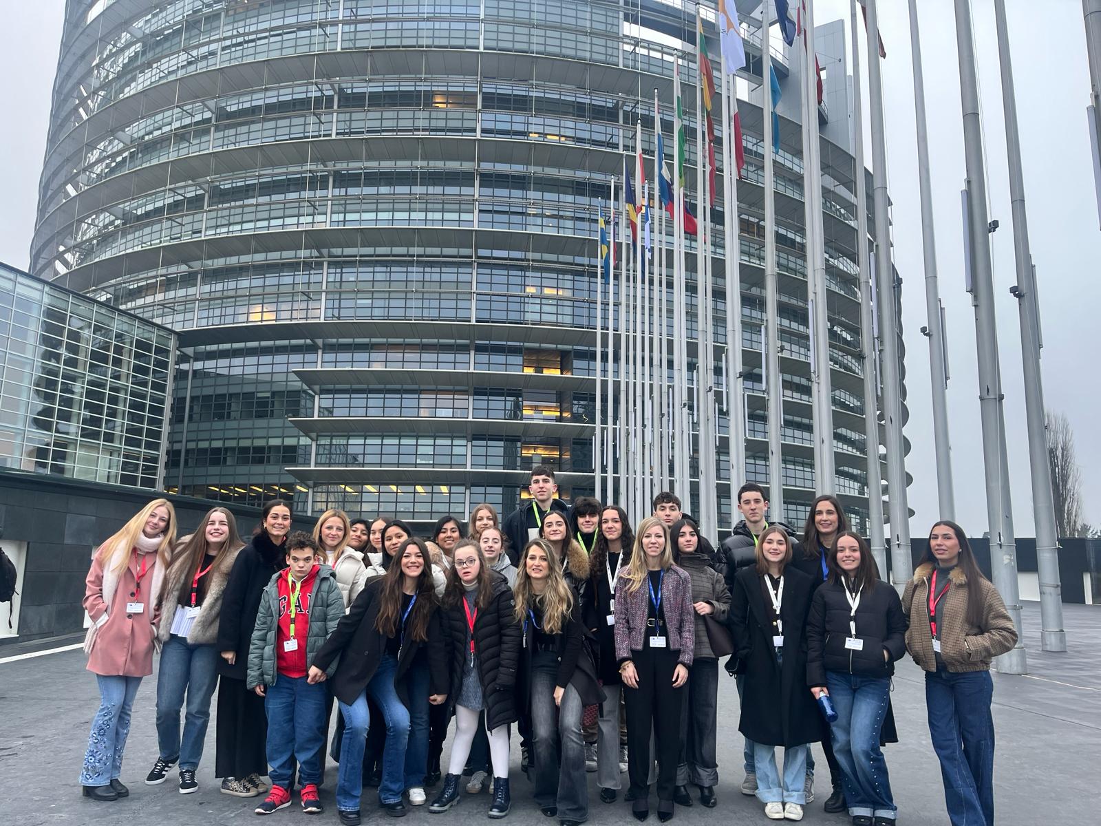 CEE Isterria y Colegio FEC Vedruna delante del Parlamento Europeo en Estrasburgo.