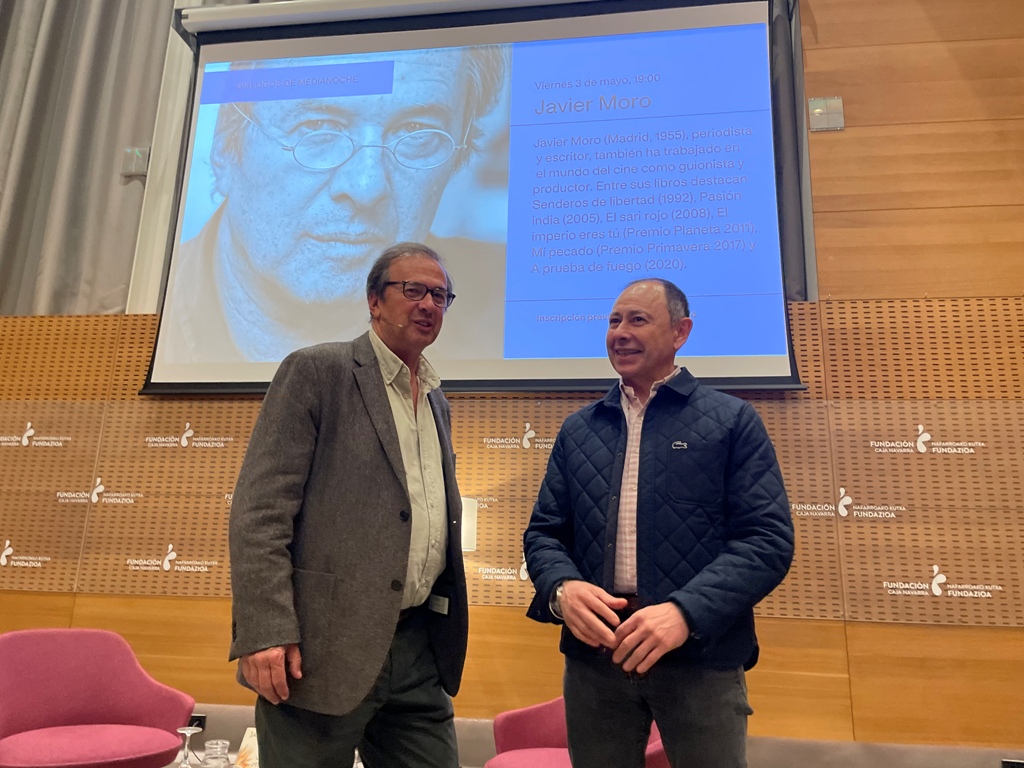 Imagen de Diálogos de Medianoche con Javier Moro. En la foto, con el presidente de Fundación Caja Navarra, José Ángel Andrés
