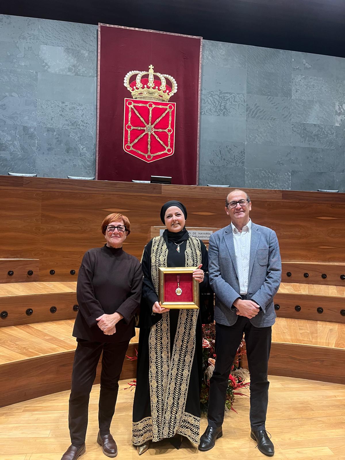 Entrega de la medalla del parlamento a Salam Gaza.