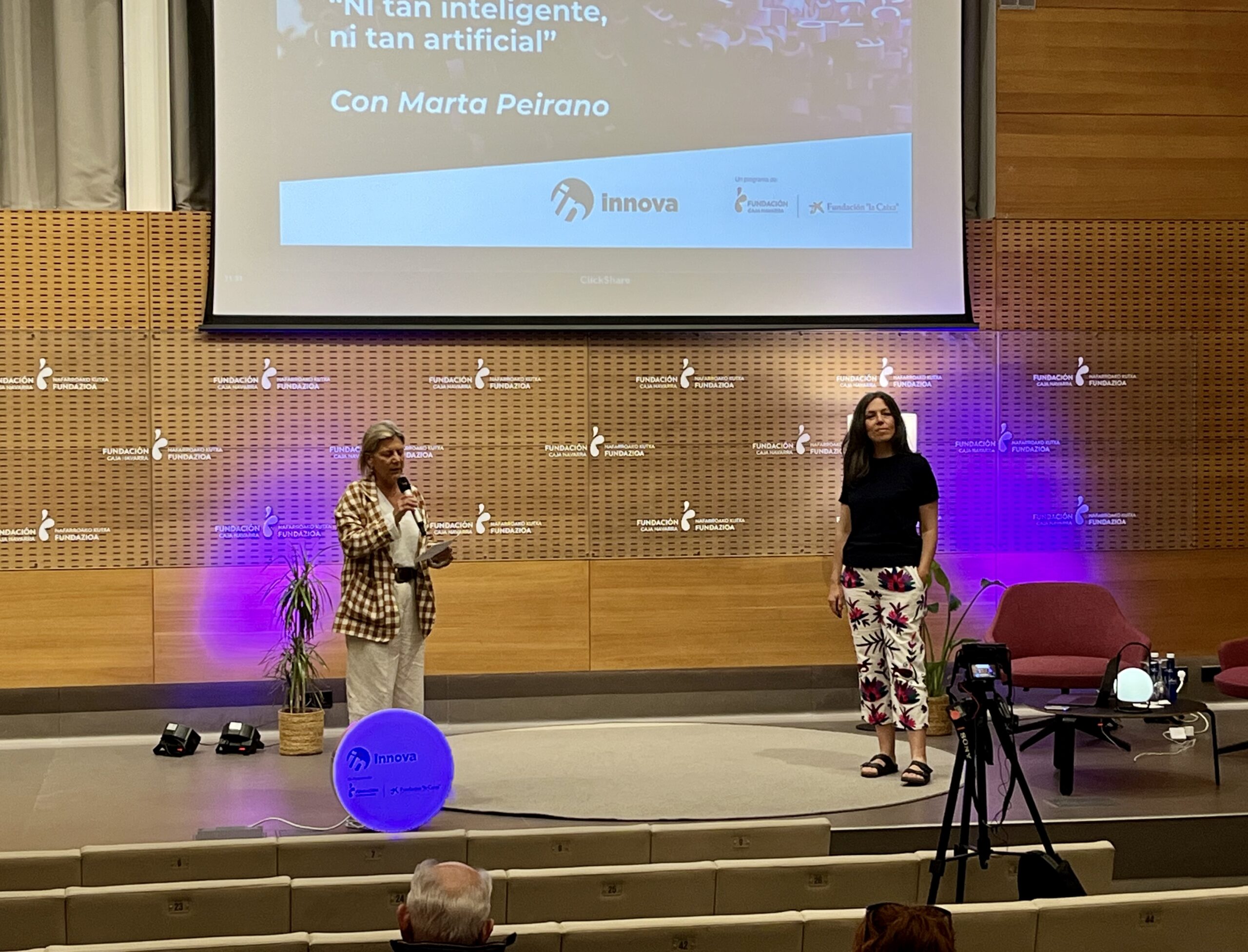 Marta Peirano y Gemma Botín en un acto organizado por el Programa Innova, que impulsan Fundación Caja Navarra y Fundación "la Caixa"